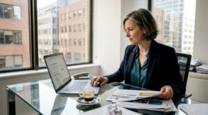 Dans son petit bureau le dirigeant dune PME passe en revue la page daccueil de son site pour optimiser son impact