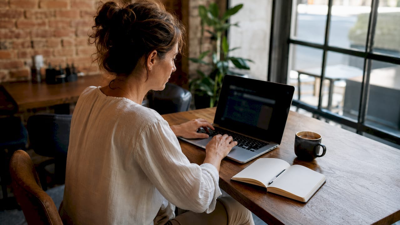 Un entrepreneur améliore le site internet de sa PME depuis son bureau à domicile