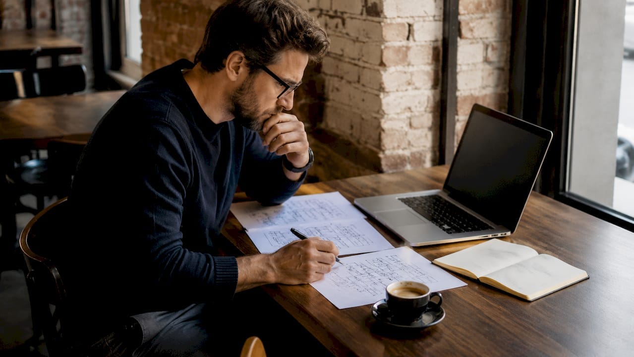 1781463868204Hommereflechissantalastructuredunsiteweb ITPascaud Un homme en pleine réflexion sur lorganisation dun site internet