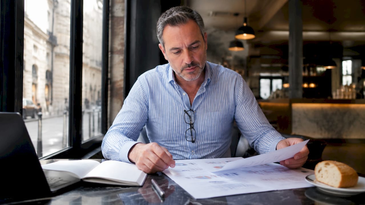 Expert en référencement en train danalyser la stratégie SEO sur support papier