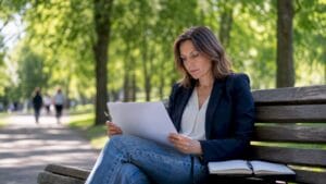 Une experte en référencement analyse les résultats dun audit SEO sur son ordinateur dans son espace de travail