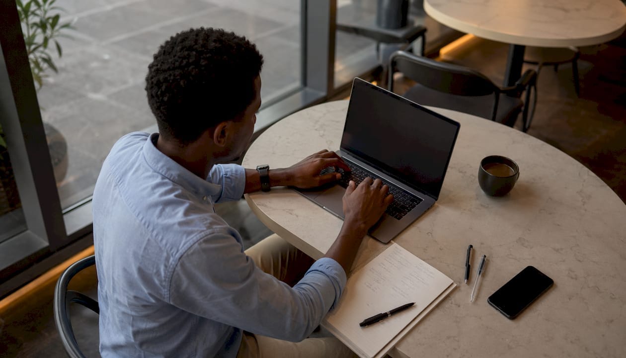 Un technicien en train de configurer les réglages d’un site internet