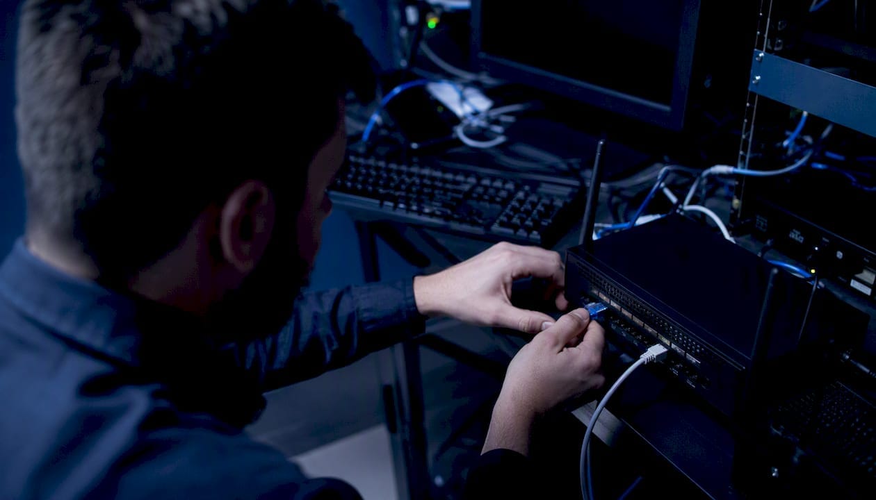 Un technicien procède à la déconnexion d’un câble réseau suite à un incident.