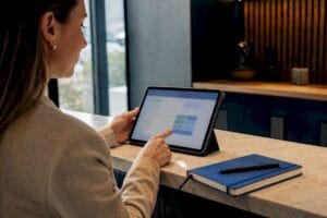 Professionnelle confirmant un rendez vous en ligne